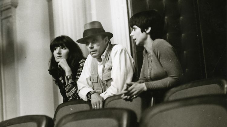Die junge Künstlerin (l.) trifft auf den "mysteriösen Joseph Beuys" - hier in Belgrad 1974 mit Kulturzentrumsleiterin Dunja Blazević.