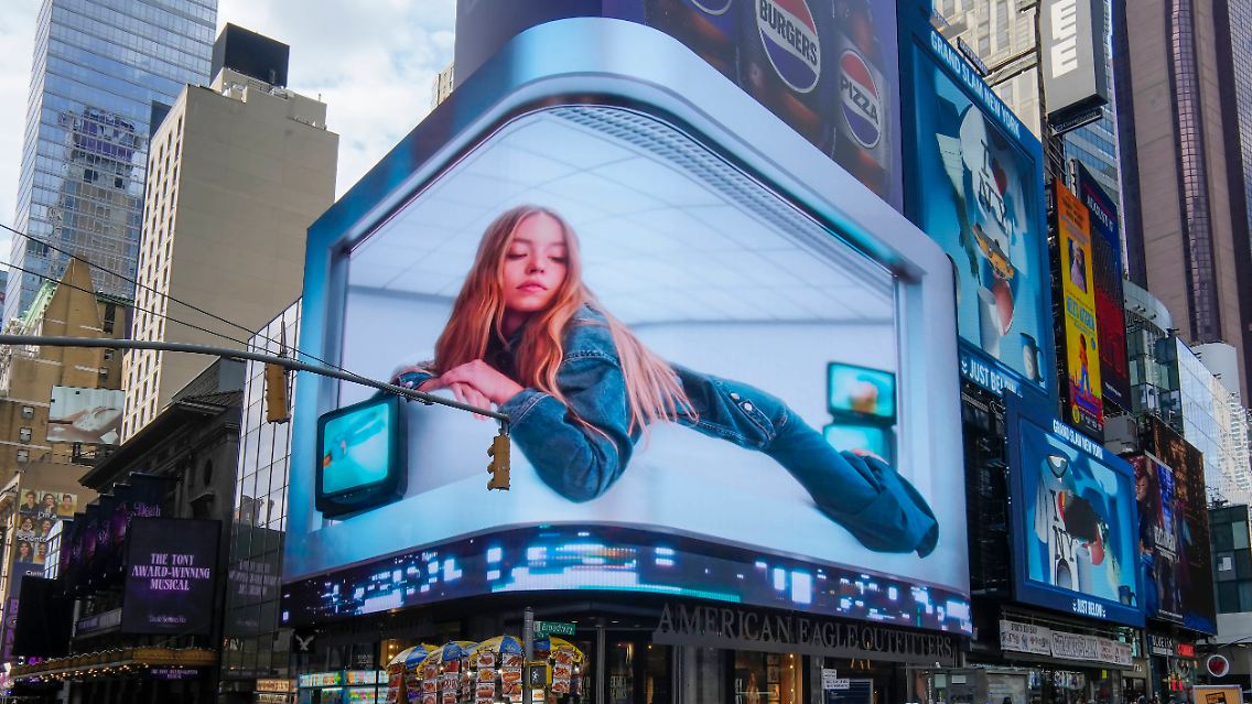 Viele Frauen sorgten bereits für Auffahrunfälle, wenn sie von großen Postern hinab warben oder auf leuchtenden Billboards prangten. Hingucker. So wie Sydney nun.