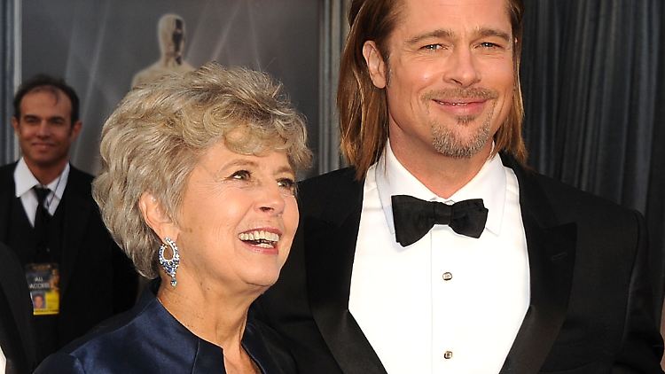 Brad Pitt und seine Mutter Jane Pitt 2012 bei den Oscars in Hollywood.