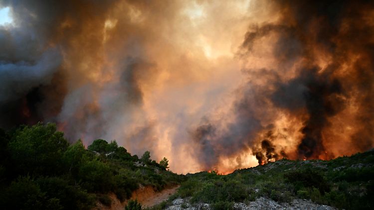 Auch am Abend ist der Brand noch nicht gelöscht - die Flammen wüten weiter.
