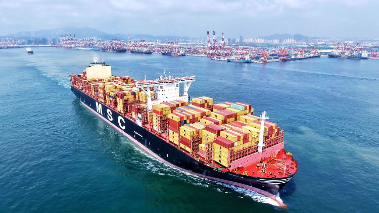  Ein Containerschiff verlässt den chinesischen Hafen von Qingdao.