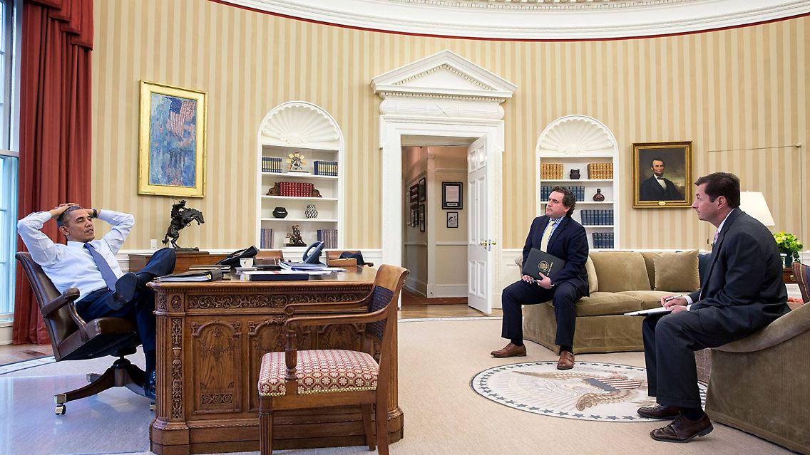 Geräumiger als das "U-Boot": Obama und die Redenschreiber Cody Keenan und Terry Szuplat im Oval Office.