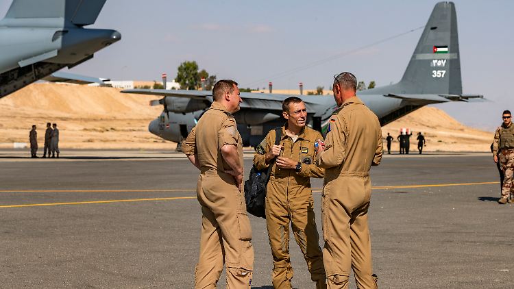 Hilfsgüter werden am Flughafen in Jordanien in ein Bundeswehrflugzeug verladen und über dem Gazastreifen abgeworfen.