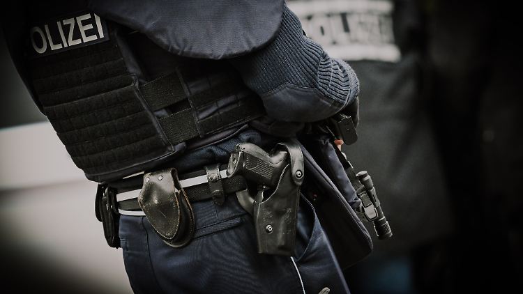 An dem Einsatz waren laut Polizei etwa 60 Beamte beteiligt, darunter Spezialkräfte des Landeskriminalamtes und Sprengstoffhunde. 