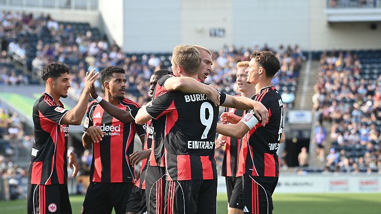 "Wer sich bei uns ins Rampenlicht spielt, steht im Fokus der absoluten Top-Klubs in Europa", heißt es bei Eintracht Frankfurt.