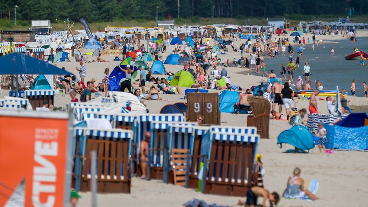 Auch auf der Insel Rügen lädt das hochsommerliche Wetter am Strand zum Sonnen und Baden ein. 