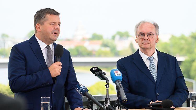 Haseloff (r.) verwies auf seine Ankündigung von vor fünf Jahren, dass dies seine letzte Legislaturperiode sein werde. Schulze ist Wirtschaftsminister in seinem Kabinett.