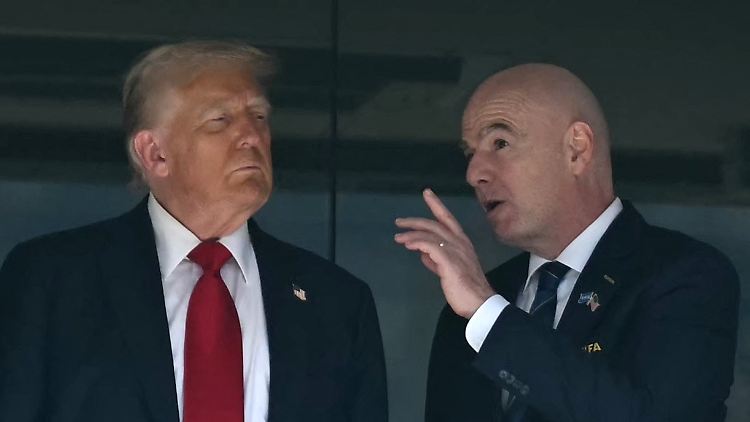 Donald Trump hört Gianni Infantino zu.
