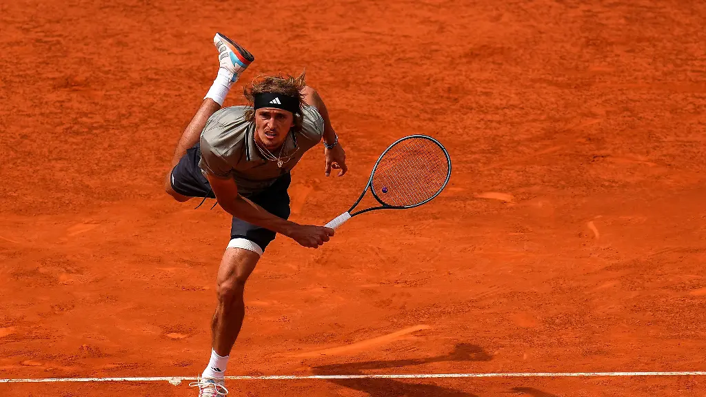 Musste-sich-dem-Spanier-Carlos-Alcaraz-in-Madrid-mit-1-6-2-6-geschlagen-geben-Alexander-Zverev