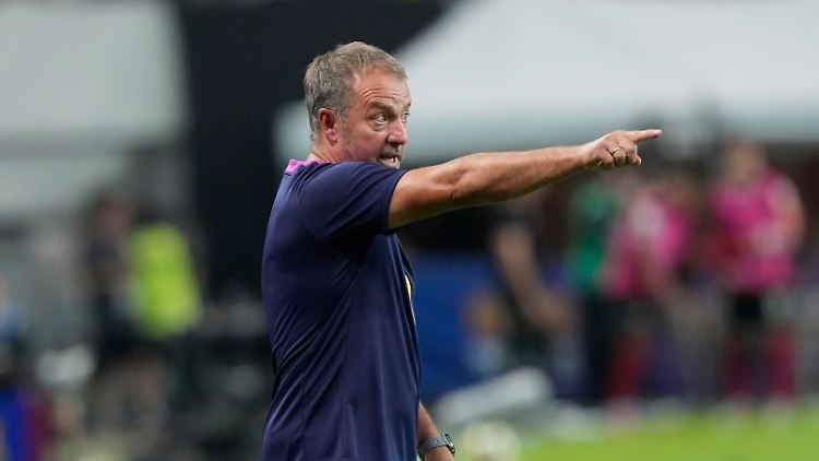 Zeigt die Richtung beim FC Barcelona an: Hansi Flick.