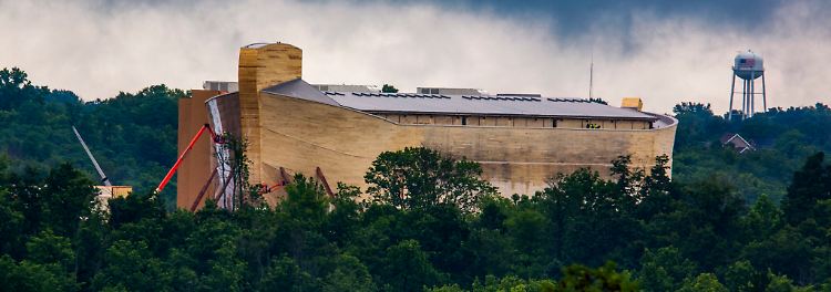 Der Nachbau der Arche Noah erhebt sich aus den Wäldern Kentuckys.