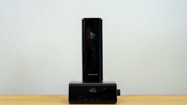 Die Powerbank auf ihrem optional erhältlichen Sockel. Ecoflow Rapid Pro Desktop-Ladegerät.