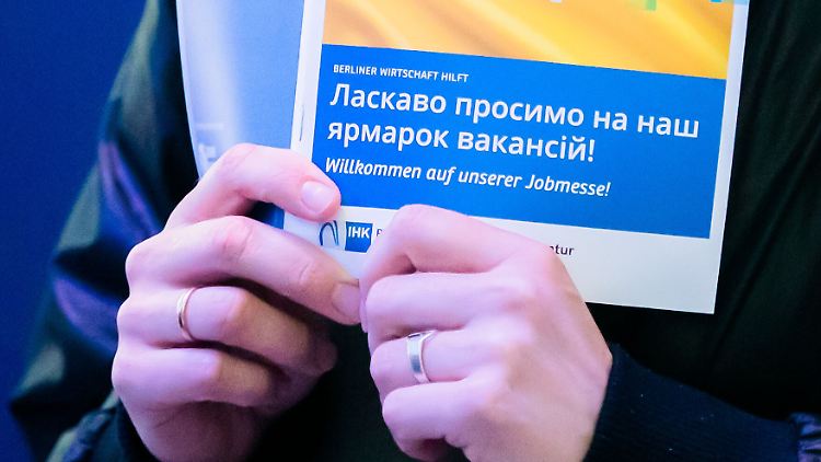 "Bis Anfang 2024 hatten wir tatsächlich ein gravierendes Problem", sagt Enzo Weber mit Blick auf die Erwerbstätigkeit von Ukrainern - doch die Zeiten sind laut dem Arbeitsmarktforscher vorbei.