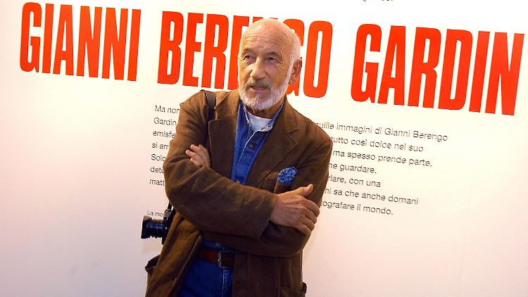 Gianni Berengo Gardin bei einer seiner Ausstellungen. 