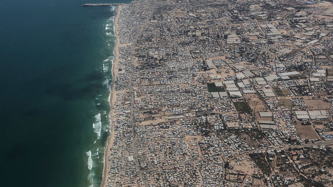 Aus der Luft sind die Zelte und notdürftigen Behausungen vieler Palästinenser im Gazastreifen zu sehen.
