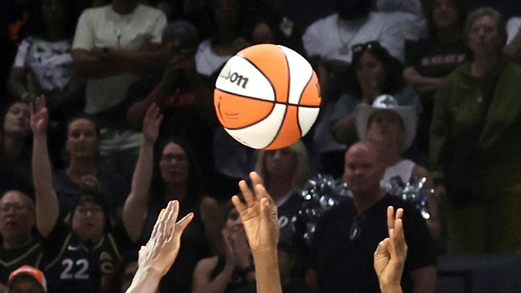 Spiele der WNBA wurden zuletzt mehrfach gestört - durch aufs Spielfeld geworfenes Sexspielzeug.