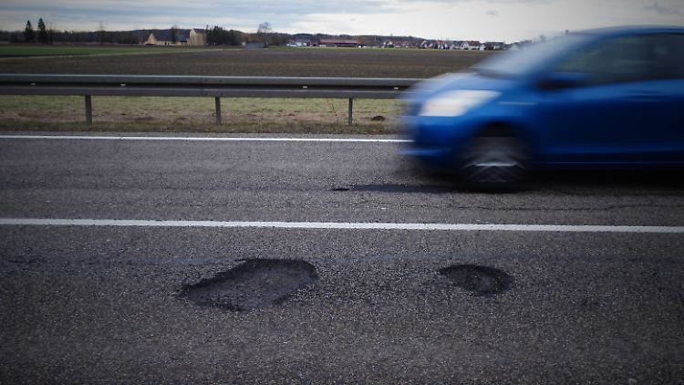 Die Bundesstrasse B2 in Bayern weist Schlaglöcher auf. 