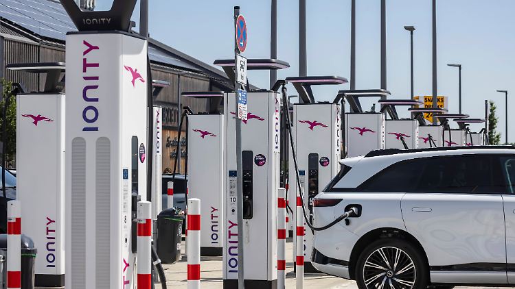 Der sinkende Preisabstand dürfte intensiv zu den gestiegenen Elektroautoverkäufen der vergangenen Monate beigetragen haben.