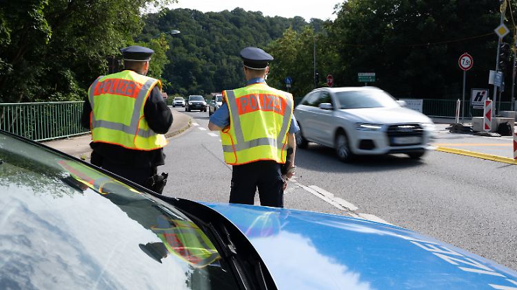 Auch Polizeibeamte wären von dem Vorschlag betroffen.