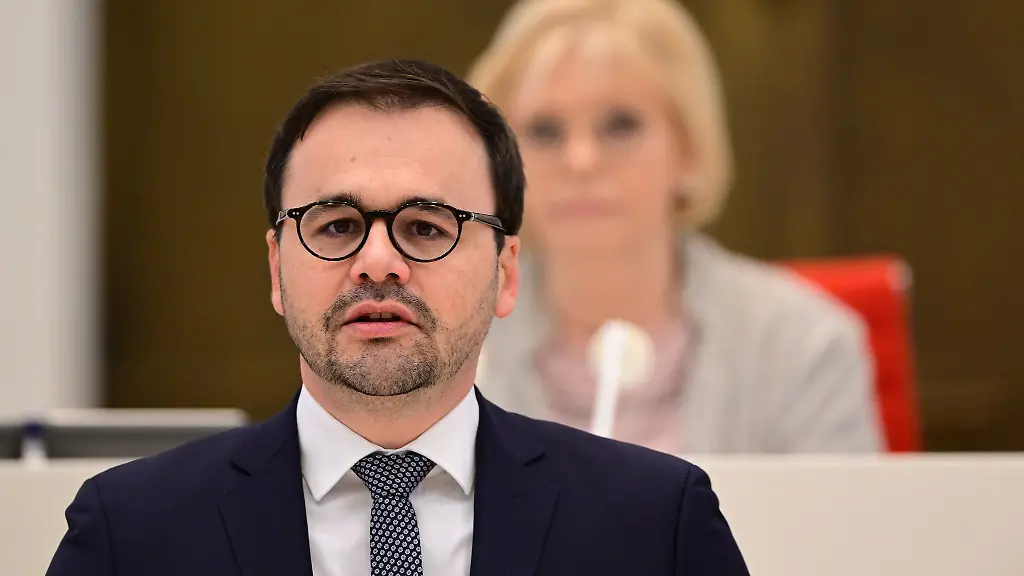 Jan-Redmann-CDU-Fraktionsvorsitzender-spricht-waehrend-einer-Sitzung-des-Brandenburger-Landtages