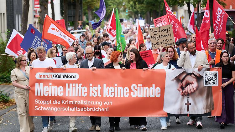 Der Gynäkloge Joachim Volz (m.) führt einen Demonstrationszug an.