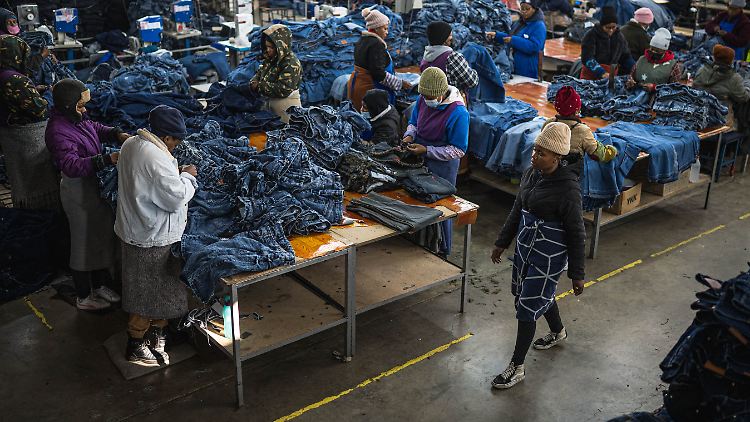 Das Land ist stark von Textilexporten abhängig, die größtenteils in die USA gehen - darunter auch Jeans für bekannte US-Marken.