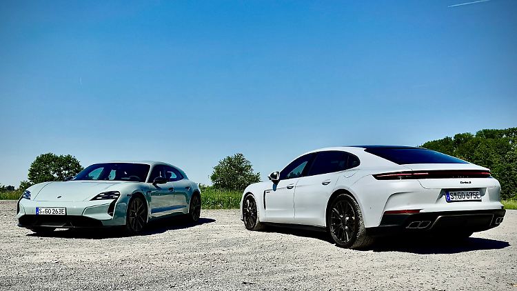 Welchen nehmen, Taycan oder Panamera? Im ausgefallenen Farbton Shadegreenmetallic sieht der Taycan (l.) jedenfalls deutlich cooler als der Panamera aus. Aber das ist Geschmacksache.