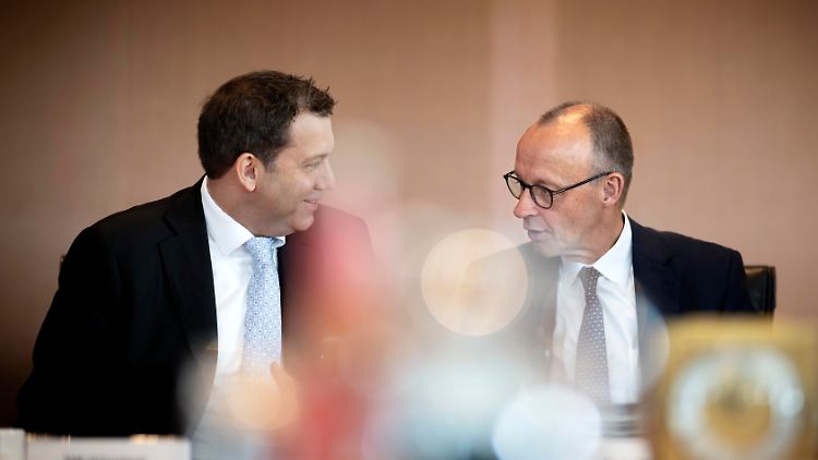 Die Stimmung zwischen Friedrich Merz und Lars Klingbeil scheint trotzdem gut zu sein: Der Kanzler und sein Vize am 6. August bei der letzten Kabinettsitzung vor der Sommerpause.