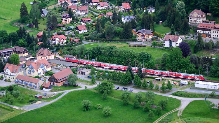Eine S-Bahn fährt durch den Kurort Rathen in der Sächsischen Schweiz. (Archivbild)