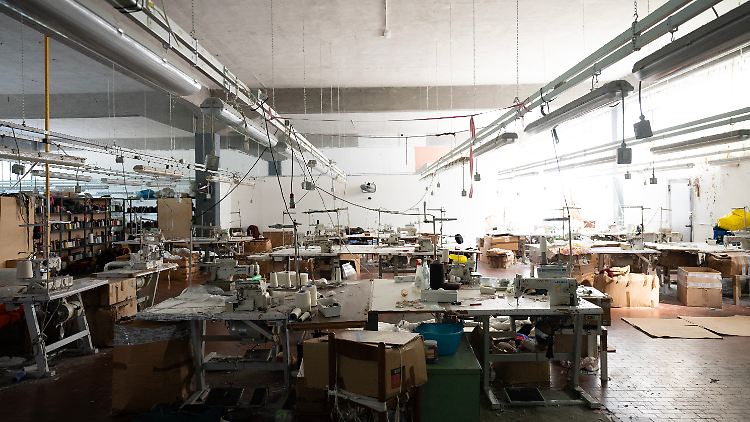 "Made in Italy", aber nicht nach europäischen Standards. Chinesische Arbeiter in Prato müssen zum Teil bis zu 13 Stunden pro Tag, sieben Tage die Woche arbeiten - für drei Euro pro Stunde. 