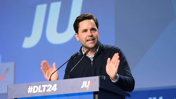 "Israel macht ab heute die Drecksarbeit für uns, nur ohne deutsche Waffen", schreibt der Bundesvorsitzende der Jungen Union, Johannes Winkel.