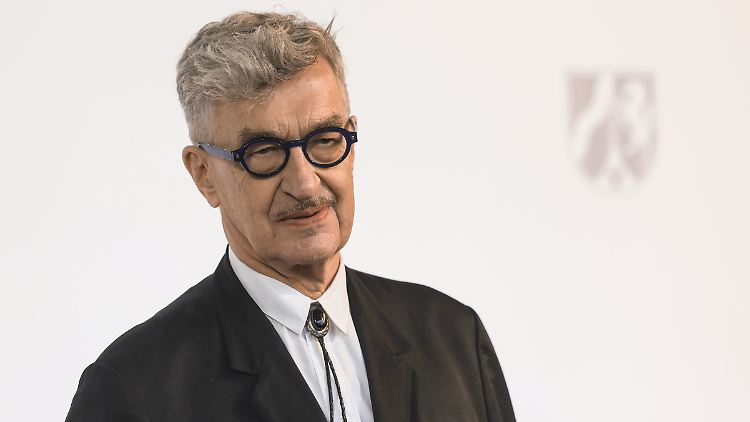 Wim Wenders feiert seinen 80. Geburtstag - an Regie-Rente denkt er nicht.