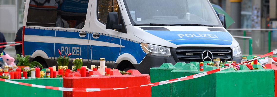 In Magdeburg war der Weihnachtsmarkt mit Betonelementen abgesperrt, durch eine Lücke fuhr der Attentäter am 20. Dezember 2024. (Archivbild)