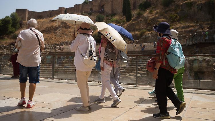 Ohne Sonnenschirm oder Kopfbedeckung geht in Spanien - hier Malaga - derzeit wenig. 