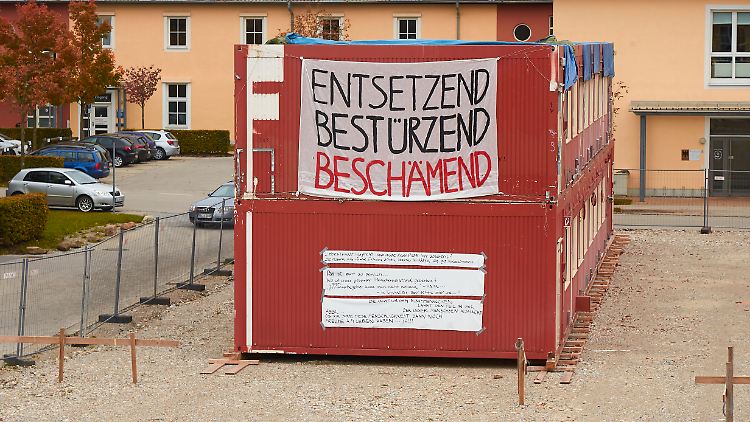 Bad Tölzer Bewohner äußern 2014 ihren Unmut über ein Verbot, eine Flüchtlingsunterkunft im Ostteil der Stadt errichten zu lassen. 
