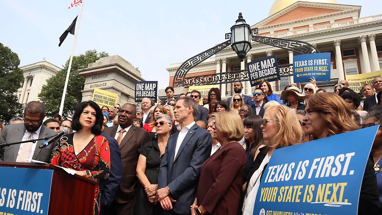 Die texanische Senatorin Carol Alvarado, eine Demokratin, spricht in einer Menge anderer demokratischer Staatsabgeordneter vor dem Massachusetts State House.