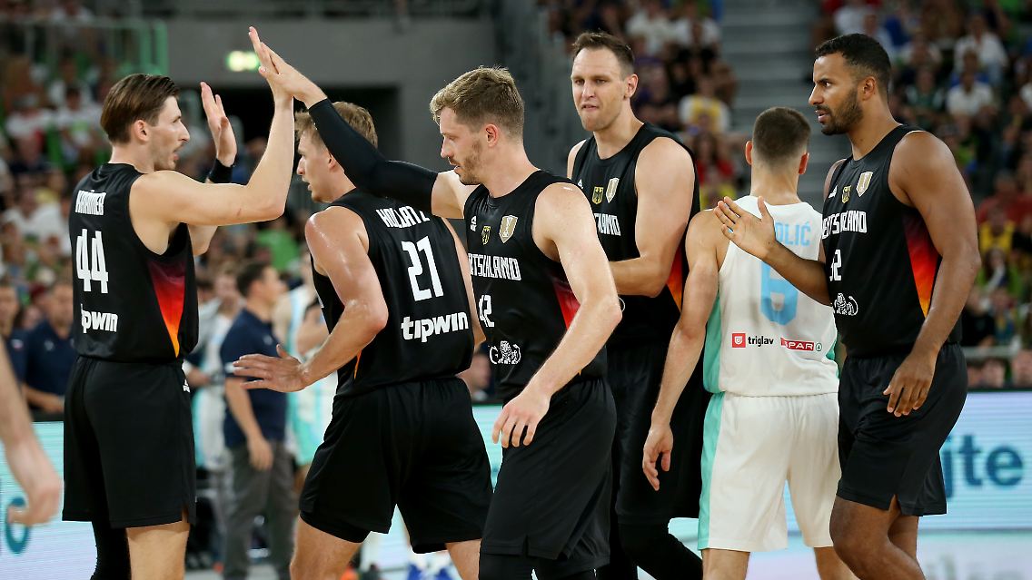 Das Team klatscht sich ab.