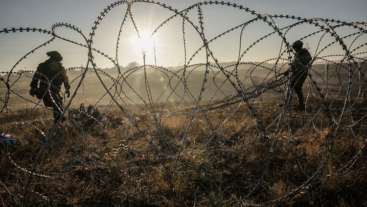 Stacheldraht entlang der Frontlinie im Osten der Ukraine. 