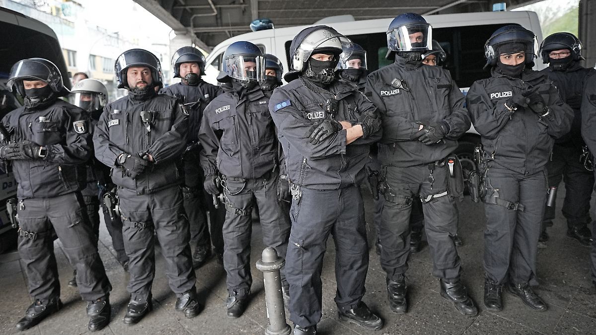 Proteste waren friedlich: Aggressive Polizisten nach Mai-Demo in der Kritik  - ntv.de