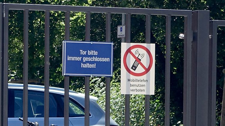 Lehrer sind gegen ein absolutes Handyverbot an Schulen.