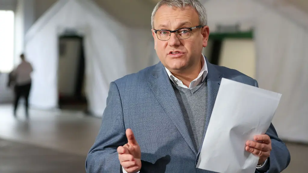 Goetz-Ulrich-CDU-Praesident-des-Landkreistages-Sachsen-Anhalt-spricht-zu-Journalisten