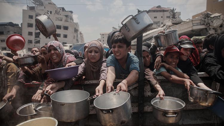 Palästinenser am Freitag in Gaza-Stadt.