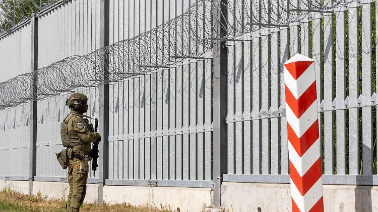 Polen hat an der Grenze zu Belarus einen Zaun errichtet.