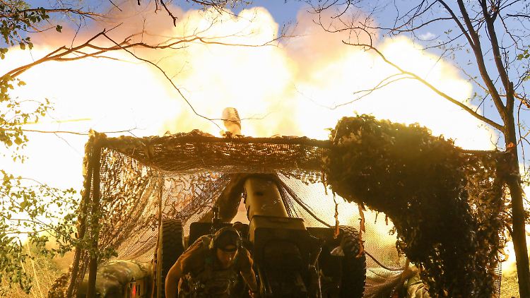 Ukrainische Truppen schießen im Donbass auf russische Linien.