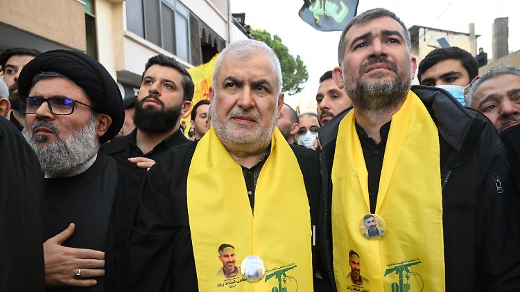 Mohammad Raad (m.) bezeichnet die Entscheidung zur Entwaffnung der Hisbollah als gefährlich.