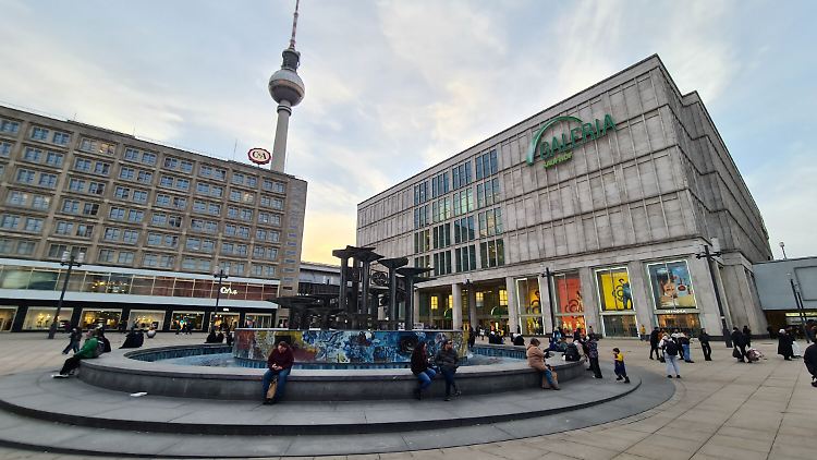 Der mutmaßlich rassistische Angriff ereignete sich am Brunnen auf dem Berliner Alexanderplatz.