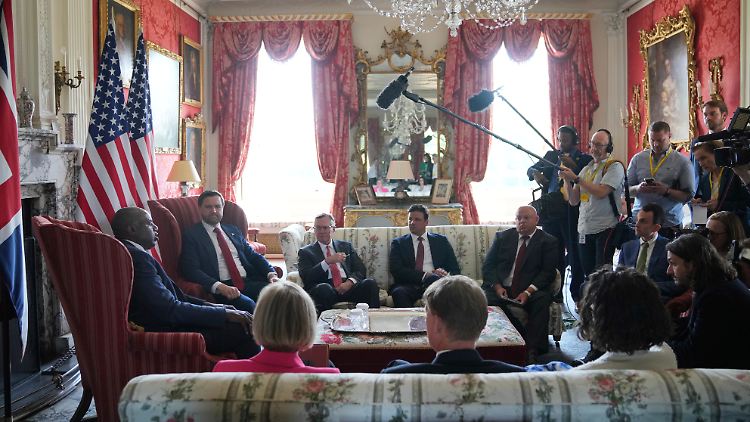 Auf dem Landsitz des britischen Verteidigungsministers David Lammy suchen westliche Regierungsvertreter vor dem Treffen von Putin und Trump nach einer gemeinsamen Linie.
