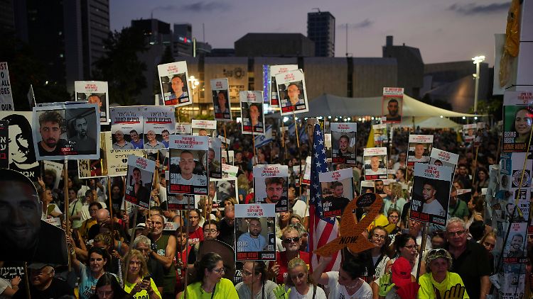 In Tel Aviv protestieren zahlreiche Menschen aus Sorge um die Geiseln gegen die Pläne der Regierung, Gaza-Stadt einzunehmen.  