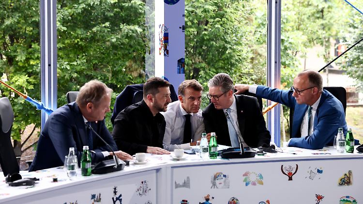 Selenskyj (2. v. l.) bekommt Unterstützung von Donald Tusk, Emmanuel Macron, Keir Starmer und Friedrich Merz (von l. nach r.) - hier auf einem gemeinsamen Bild auf einem EU-Gipfel in Albanien.