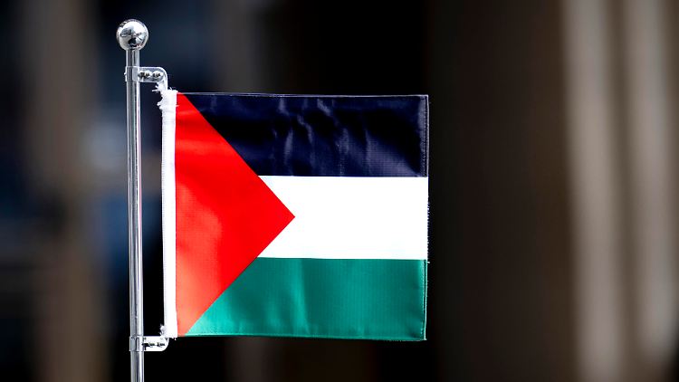 Die palästinensische Flagge am Auto des palästinensischen Außenministers Riyad al-Maliki bei einem Besuch in Berlin.